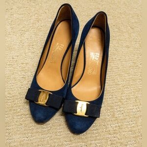 Ferragamo Vara Bow Navy Suede Pump Size 6